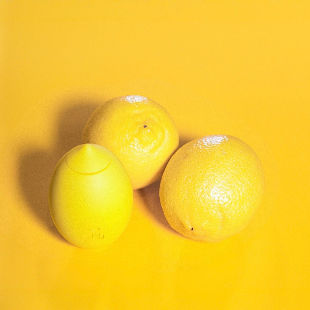 Lemon Clitoral Vibrator in mano